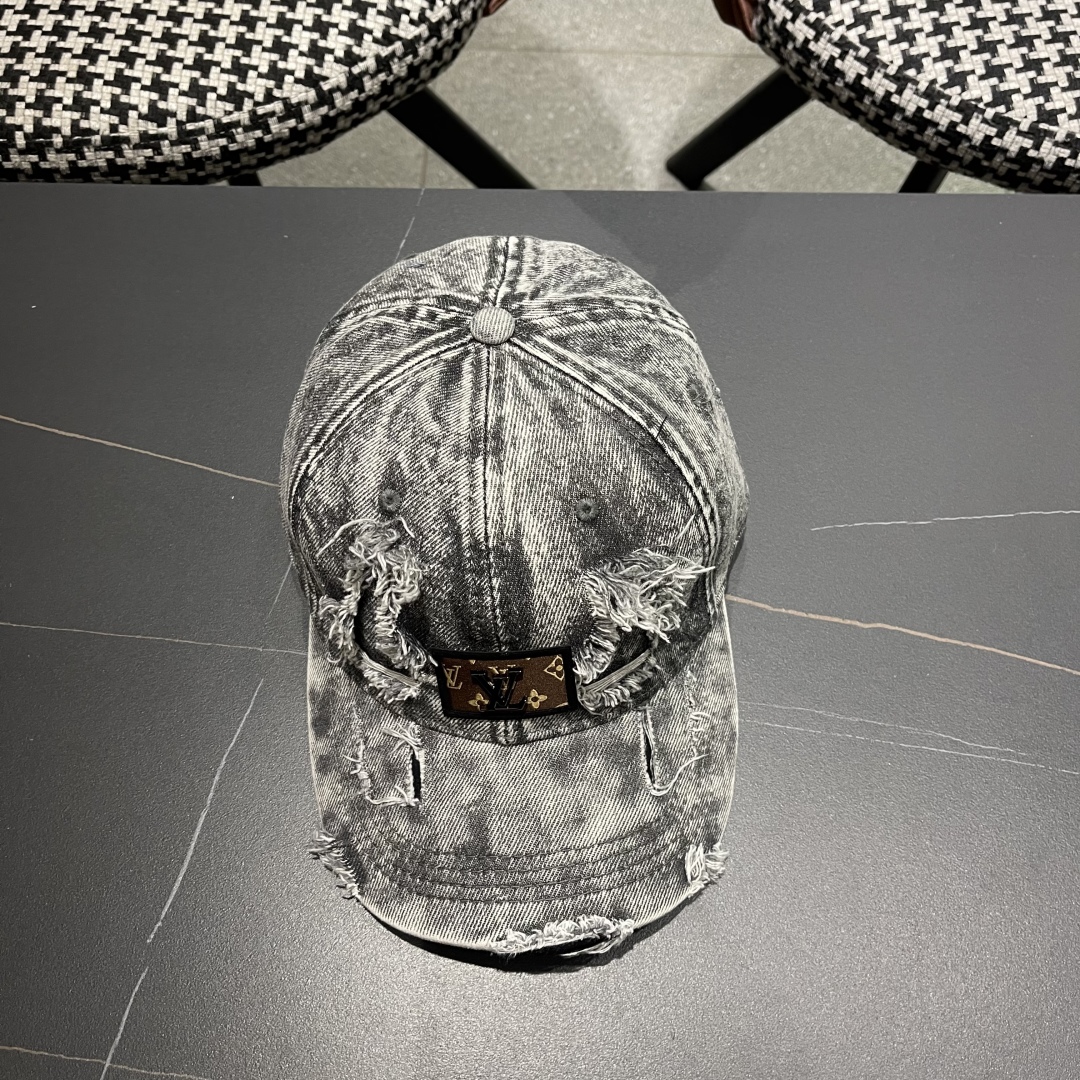  LV(路易威登)新款牛仔破洞棒球帽，原版牛仔布料，做工细致完美，质量超赞，基础头围56，贴片可调节。