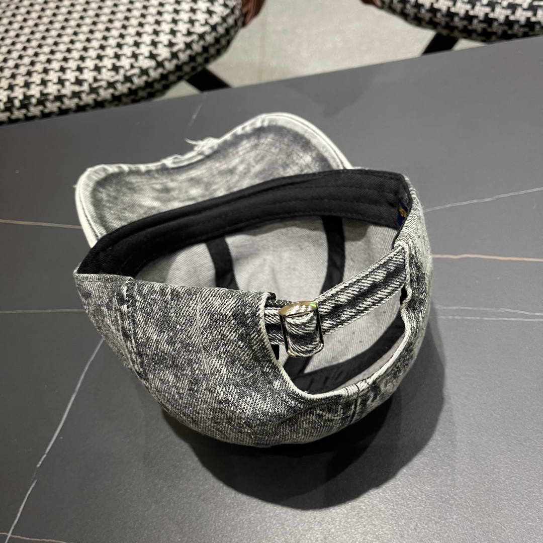  LV(路易威登)新款牛仔破洞棒球帽，原版牛仔布料，做工细致完美，质量超赞，基础头围56，贴片可调节。