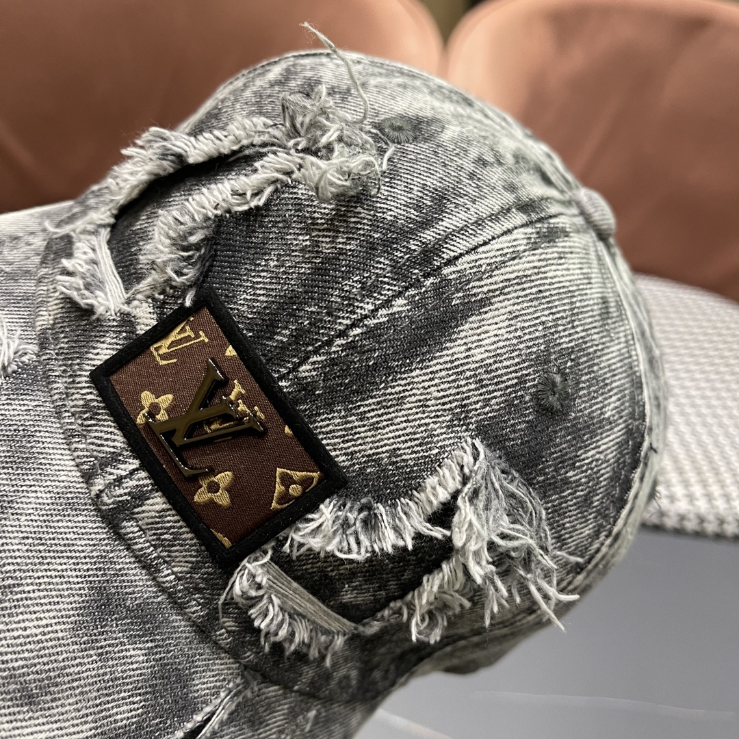  LV(路易威登)新款牛仔破洞棒球帽，原版牛仔布料，做工细致完美，质量超赞，基础头围56，贴片可调节。