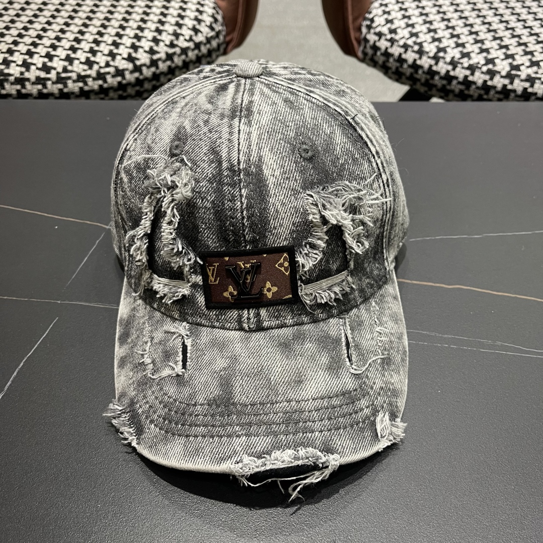  LV(路易威登)新款牛仔破洞棒球帽，原版牛仔布料，做工细致完美，质量超赞，基础头围56，贴片可调节。