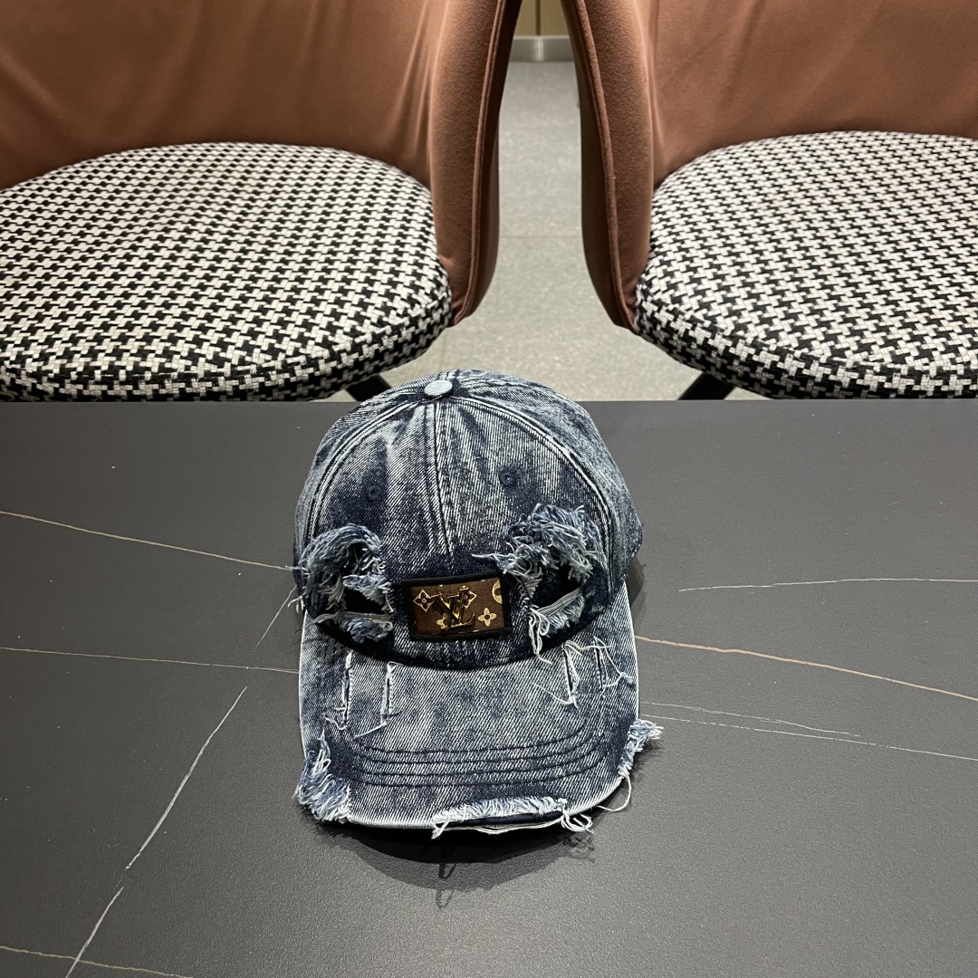 LV(路易威登)新款牛仔破洞棒球帽，原版牛仔布料，做工细致完美，质量超赞，基础头围56，贴片可调节。