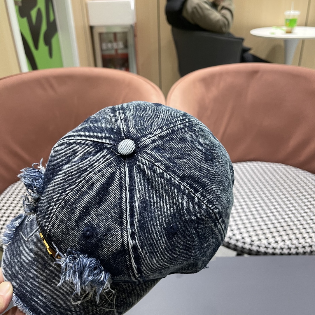  LV(路易威登)新款牛仔破洞棒球帽，原版牛仔布料，做工细致完美，质量超赞，基础头围56，贴片可调节。