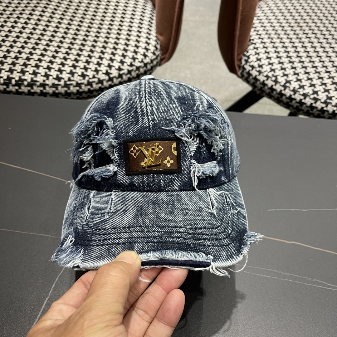  LV(路易威登)新款牛仔破洞棒球帽，原版牛仔布料，做工细致完美，质量超赞，基础头围56，贴片可调节。