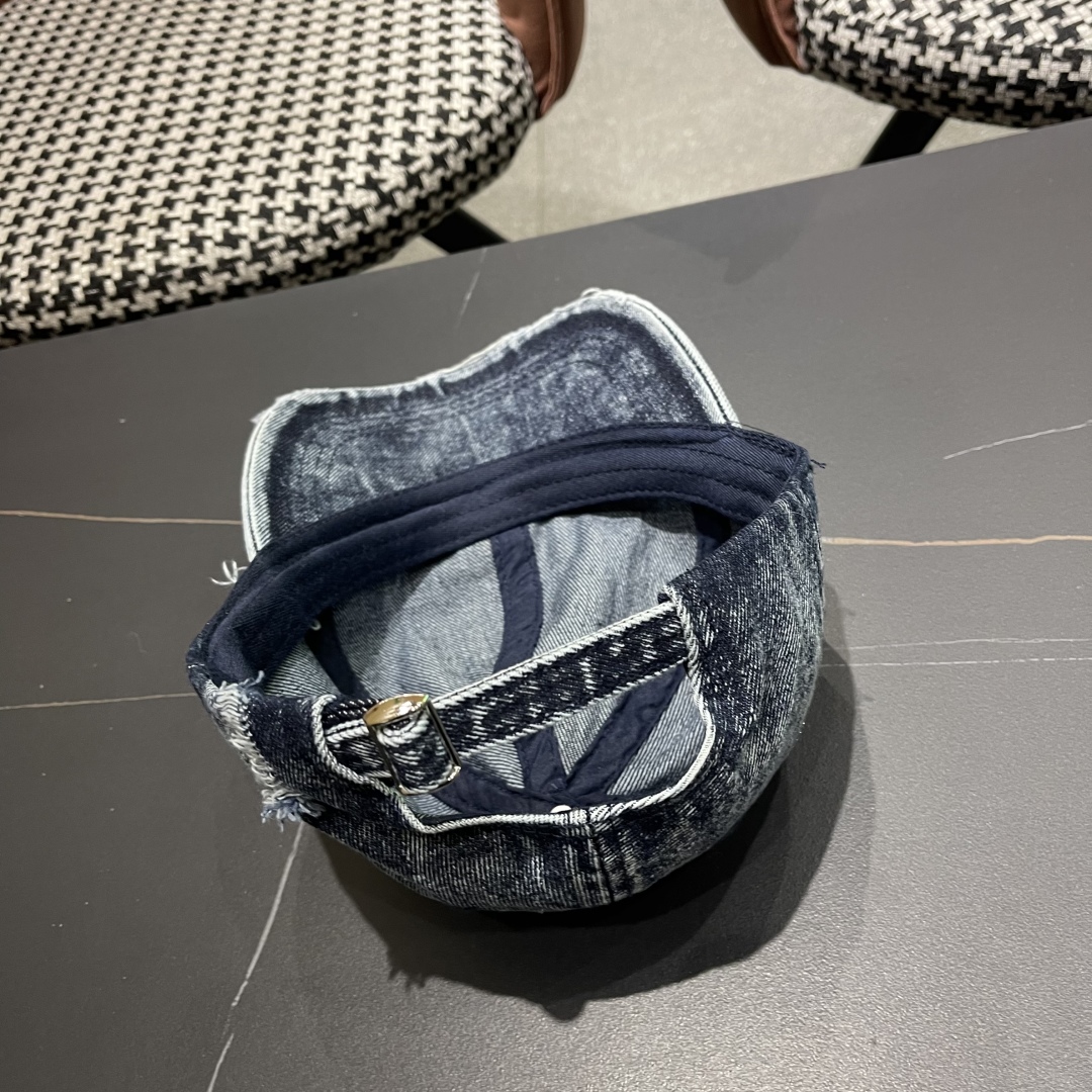 LV(路易威登)新款牛仔破洞棒球帽，原版牛仔布料，做工细致完美，质量超赞，基础头围56，贴片可调节。