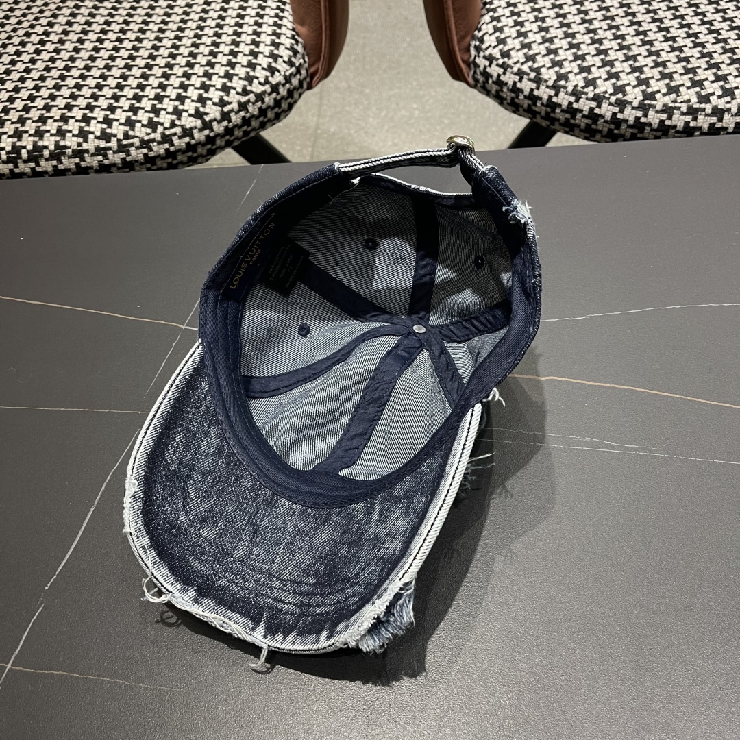  LV(路易威登)新款牛仔破洞棒球帽，原版牛仔布料，做工细致完美，质量超赞，基础头围56，贴片可调节。
