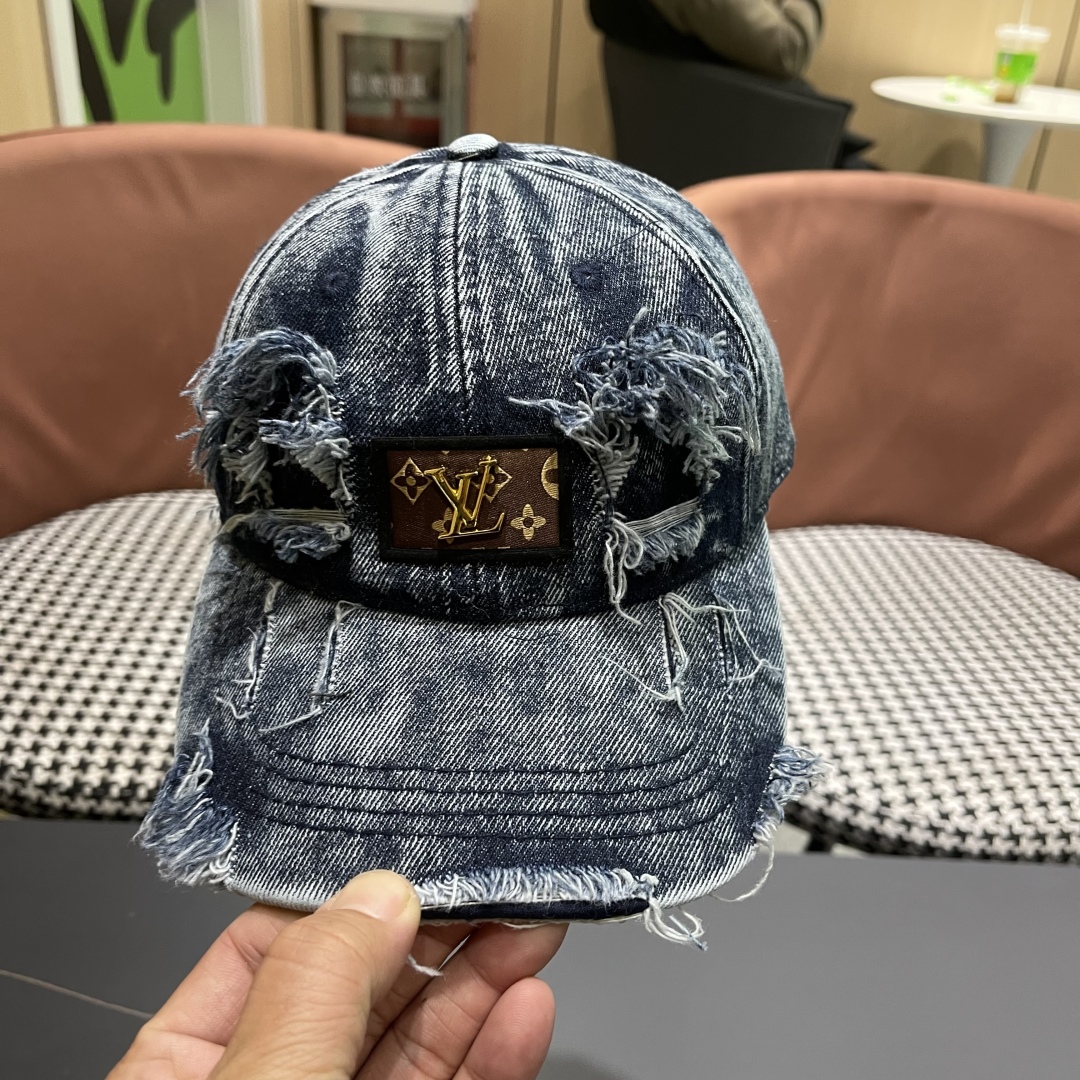  LV(路易威登)新款牛仔破洞棒球帽，原版牛仔布料，做工细致完美，质量超赞，基础头围56，贴片可调节。