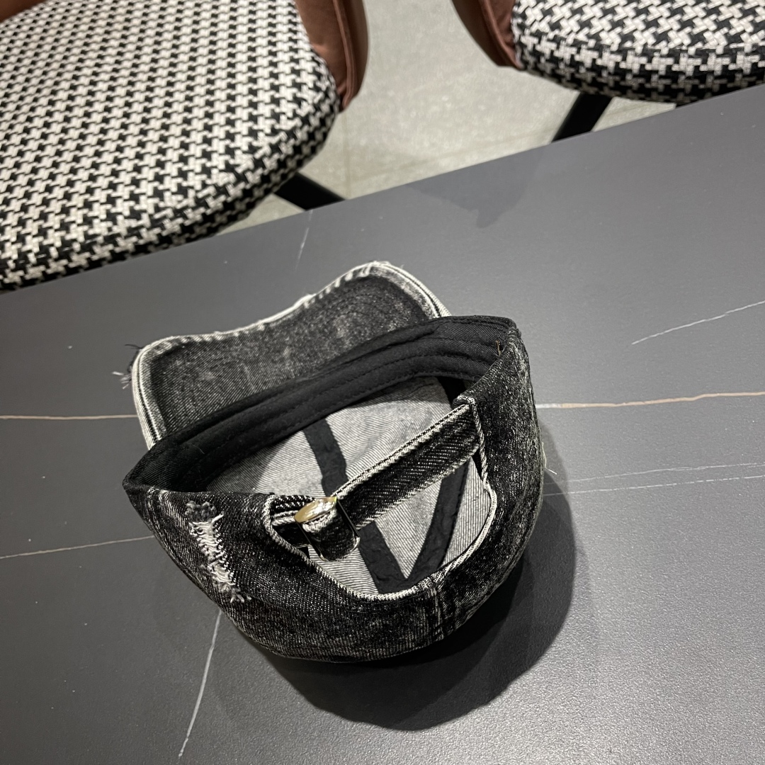  LV(路易威登)新款牛仔破洞棒球帽，原版牛仔布料，做工细致完美，质量超赞，基础头围56，贴片可调节。