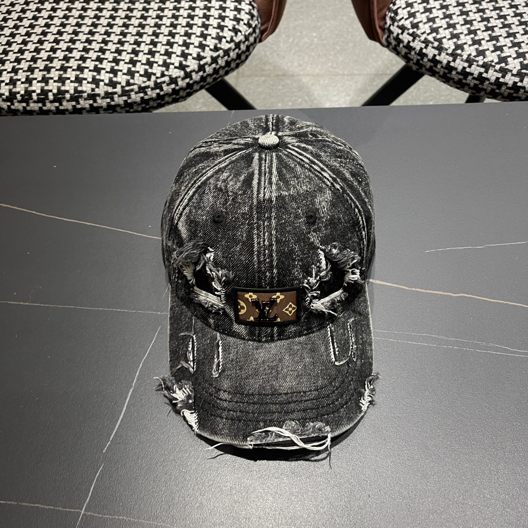  LV(路易威登)新款牛仔破洞棒球帽，原版牛仔布料，做工细致完美，质量超赞，基础头围56，贴片可调节。
