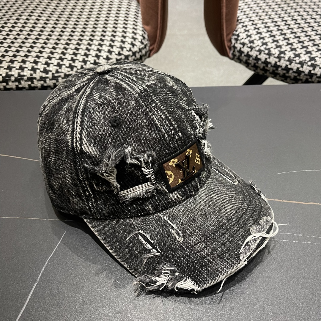  LV(路易威登)新款牛仔破洞棒球帽，原版牛仔布料，做工细致完美，质量超赞，基础头围56，贴片可调节。