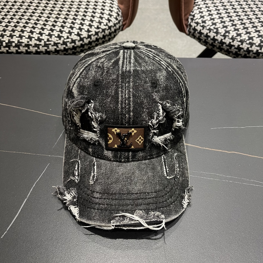  LV(路易威登)新款牛仔破洞棒球帽，原版牛仔布料，做工细致完美，质量超赞，基础头围56，贴片可调节。