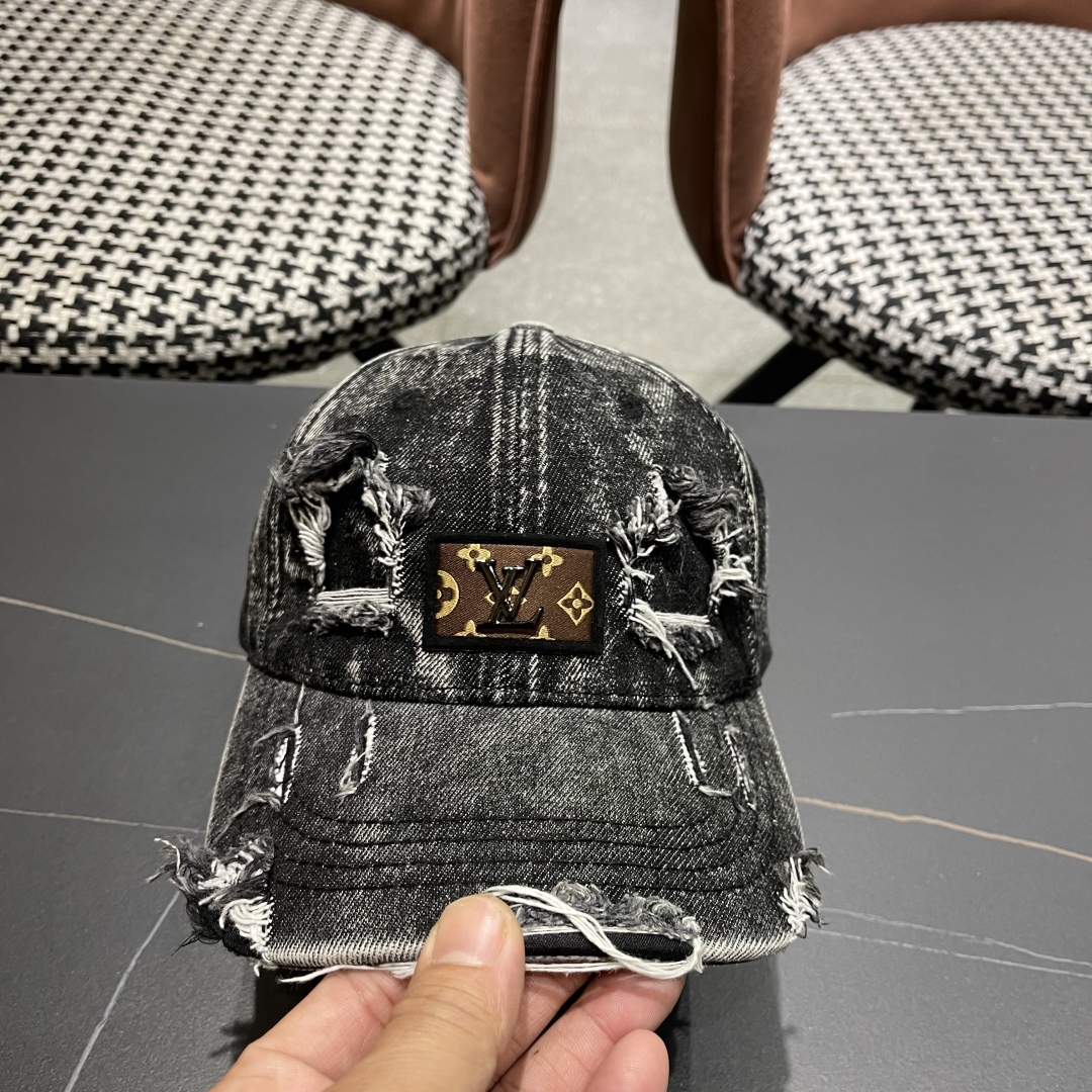  LV(路易威登)新款牛仔破洞棒球帽，原版牛仔布料，做工细致完美，质量超赞，基础头围56，贴片可调节。