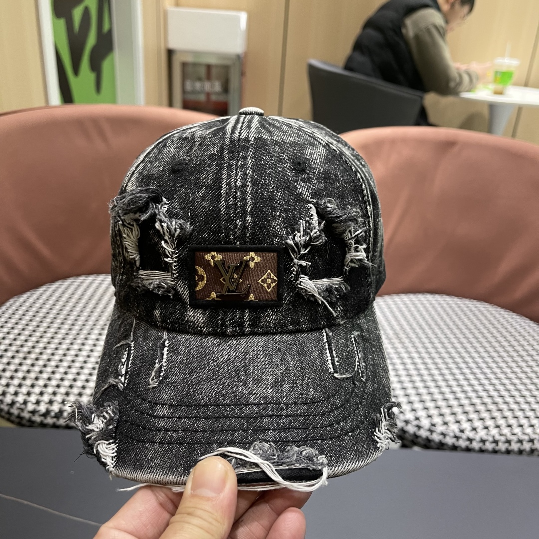  LV(路易威登)新款牛仔破洞棒球帽，原版牛仔布料，做工细致完美，质量超赞，基础头围56，贴片可调节。