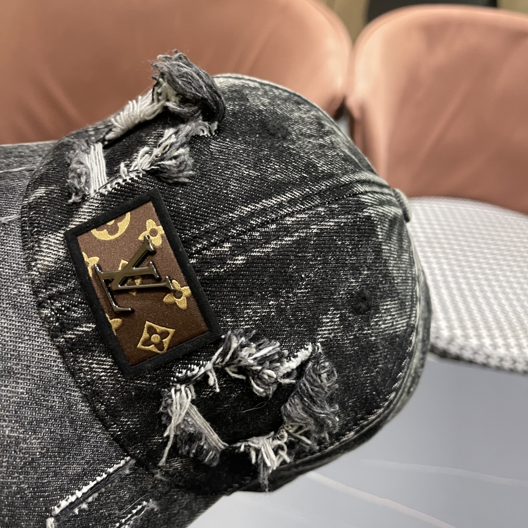  LV(路易威登)新款牛仔破洞棒球帽，原版牛仔布料，做工细致完美，质量超赞，基础头围56，贴片可调节。