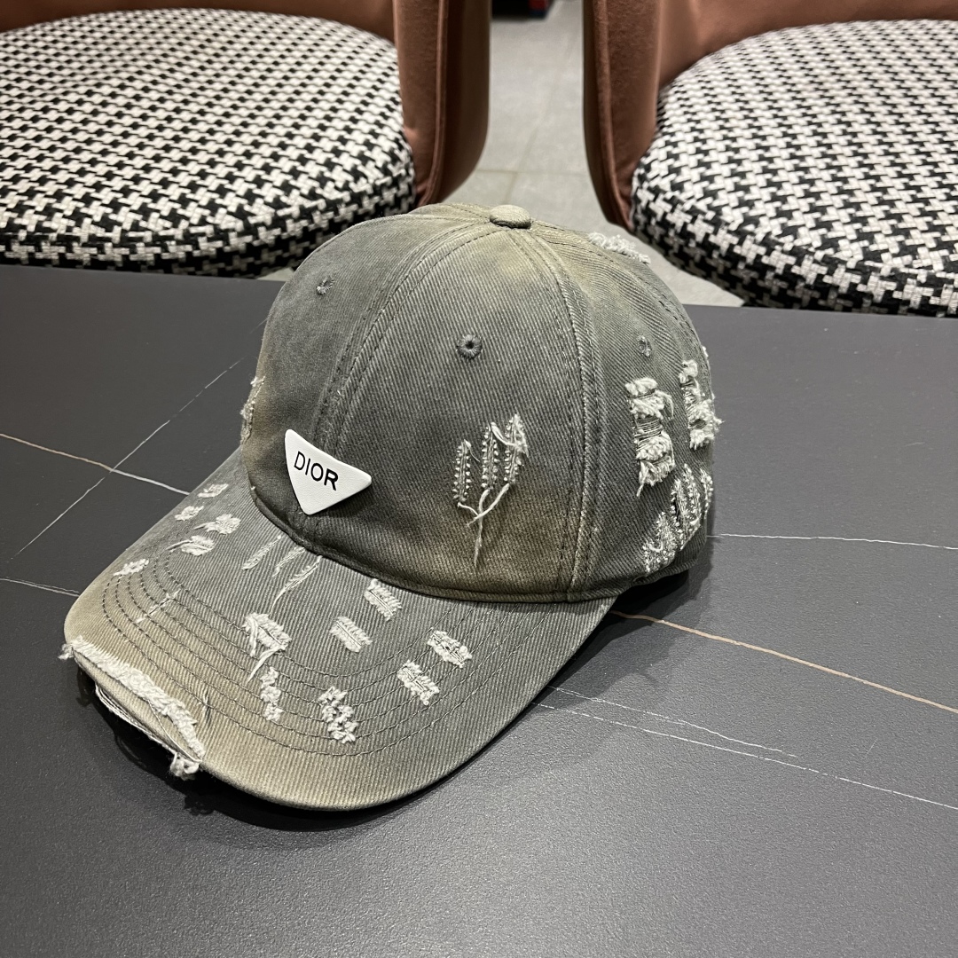   DIOR迪奥 新款破洞三角标棒球帽，整个帽子质感超级好，网红爆款休闲时尚  百搭，超级火爆