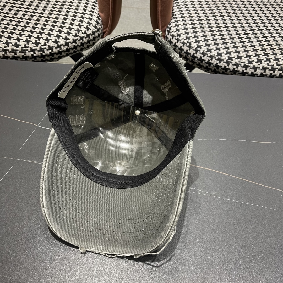   DIOR迪奥 新款破洞三角标棒球帽，整个帽子质感超级好，网红爆款休闲时尚  百搭，超级火爆