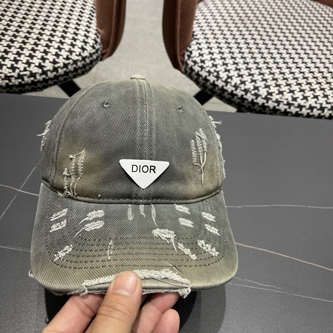   DIOR迪奥 新款破洞三角标棒球帽，整个帽子质感超级好，网红爆款休闲时尚  百搭，超级火爆