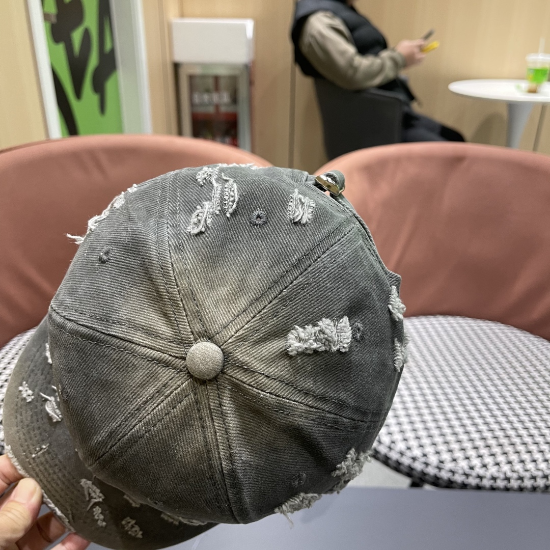   DIOR迪奥 新款破洞三角标棒球帽，整个帽子质感超级好，网红爆款休闲时尚  百搭，超级火爆