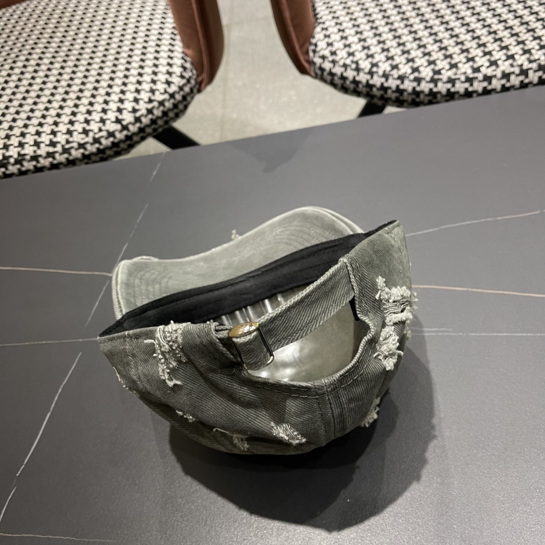   DIOR迪奥 新款破洞三角标棒球帽，整个帽子质感超级好，网红爆款休闲时尚  百搭，超级火爆
