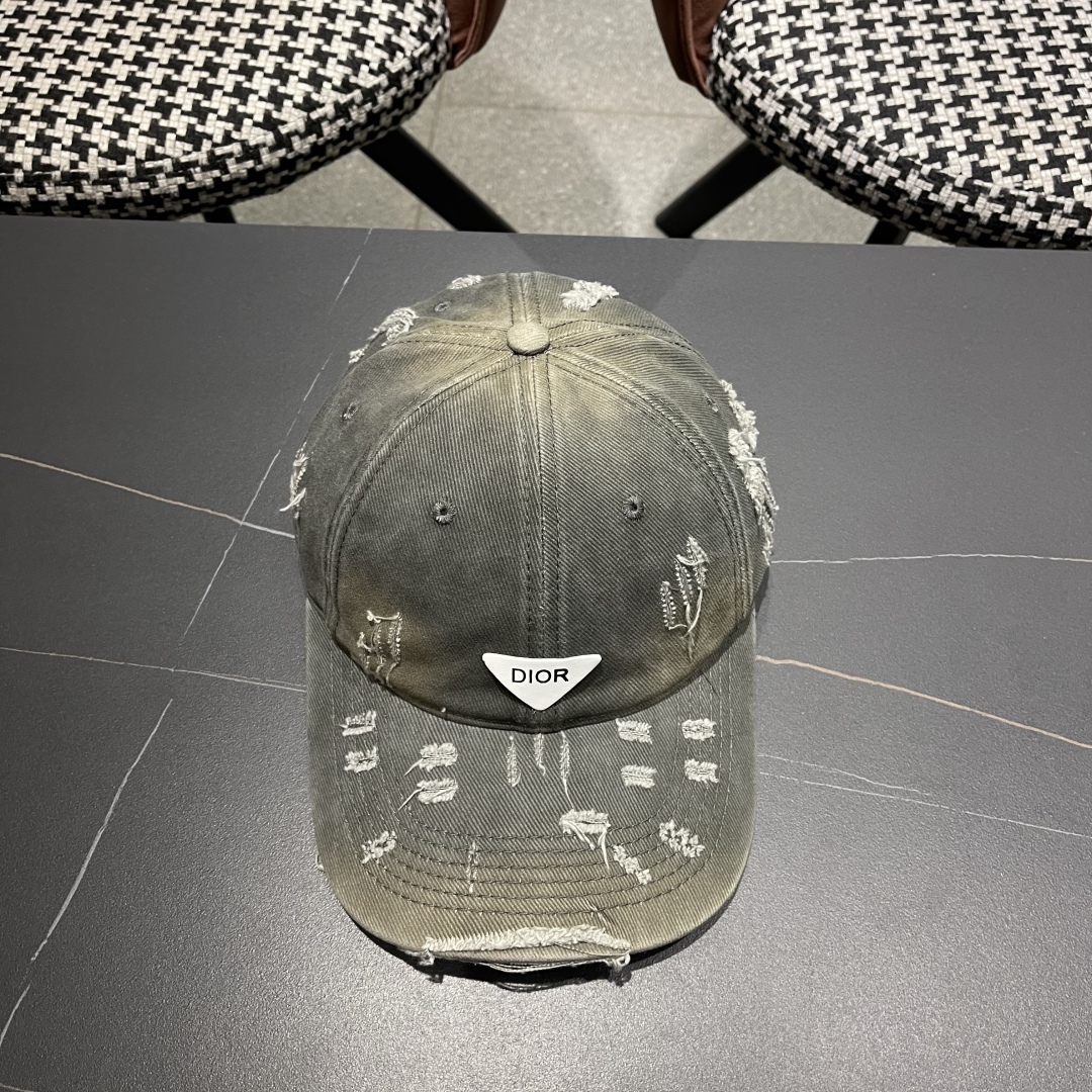   DIOR迪奥 新款破洞三角标棒球帽，整个帽子质感超级好，网红爆款休闲时尚  百搭，超级火爆