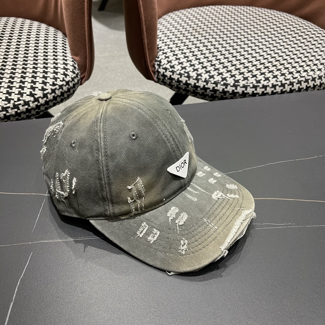   DIOR迪奥 新款破洞三角标棒球帽，整个帽子质感超级好，网红爆款休闲时尚  百搭，超级火爆