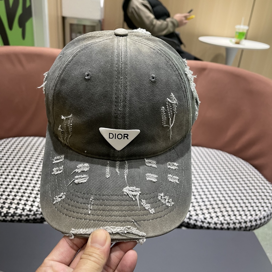  DIOR迪奥 新款破洞三角标棒球帽，整个帽子质感超级好，网红爆款休闲时尚  百搭，超级火爆