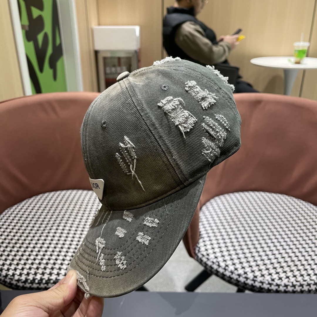   DIOR迪奥 新款破洞三角标棒球帽，整个帽子质感超级好，网红爆款休闲时尚  百搭，超级火爆