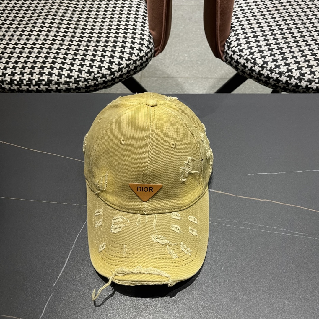   DIOR迪奥 新款破洞三角标棒球帽，整个帽子质感超级好，网红爆款休闲时尚  百搭，超级火爆