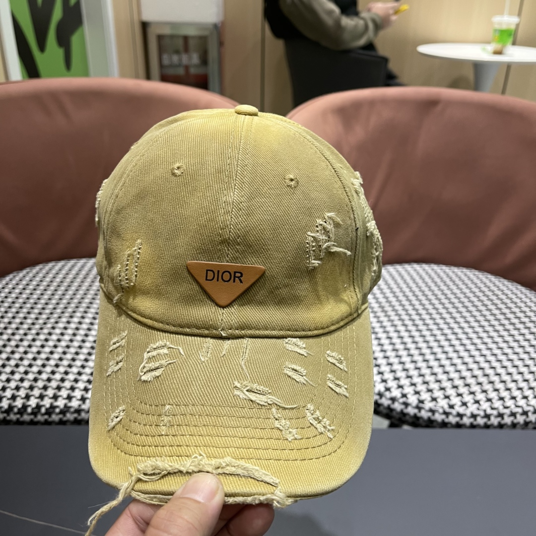   DIOR迪奥 新款破洞三角标棒球帽，整个帽子质感超级好，网红爆款休闲时尚  百搭，超级火爆