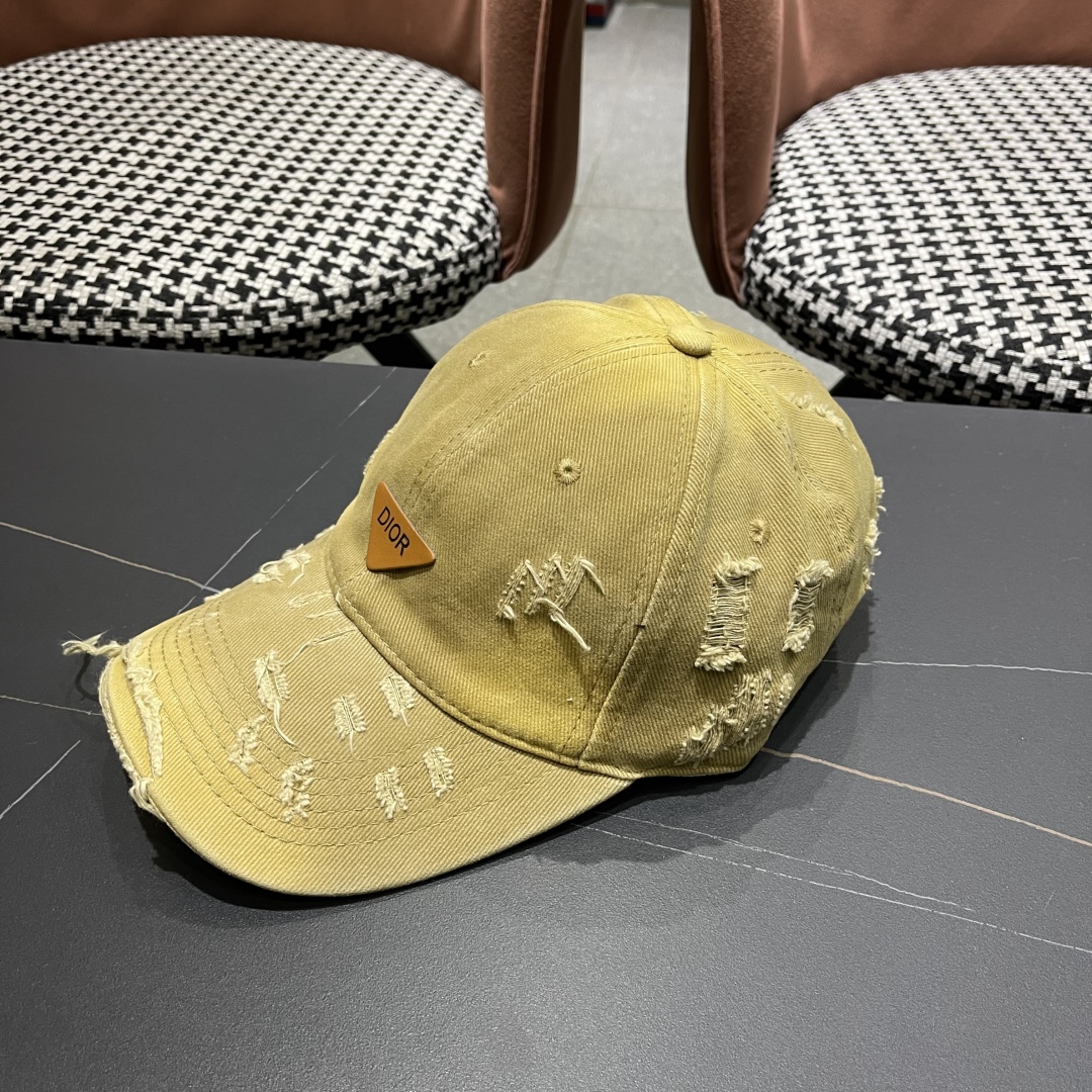   DIOR迪奥 新款破洞三角标棒球帽，整个帽子质感超级好，网红爆款休闲时尚  百搭，超级火爆