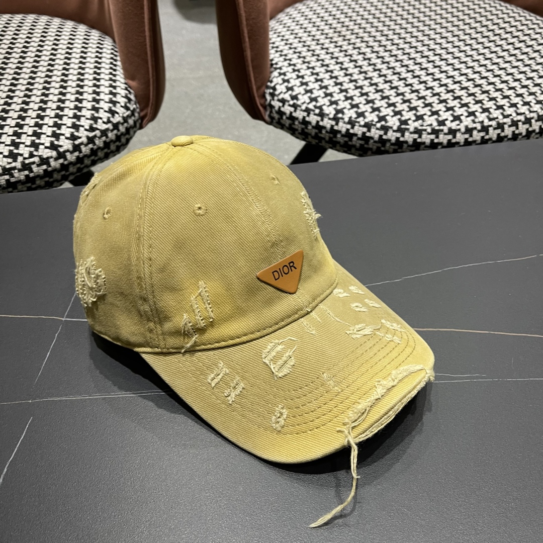   DIOR迪奥 新款破洞三角标棒球帽，整个帽子质感超级好，网红爆款休闲时尚  百搭，超级火爆