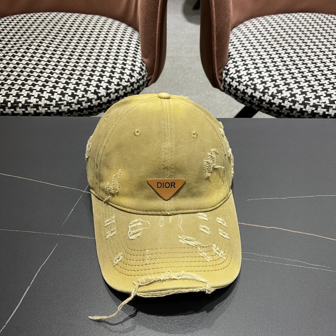  DIOR迪奥 新款破洞三角标棒球帽，整个帽子质感超级好，网红爆款休闲时尚  百搭，超级火爆