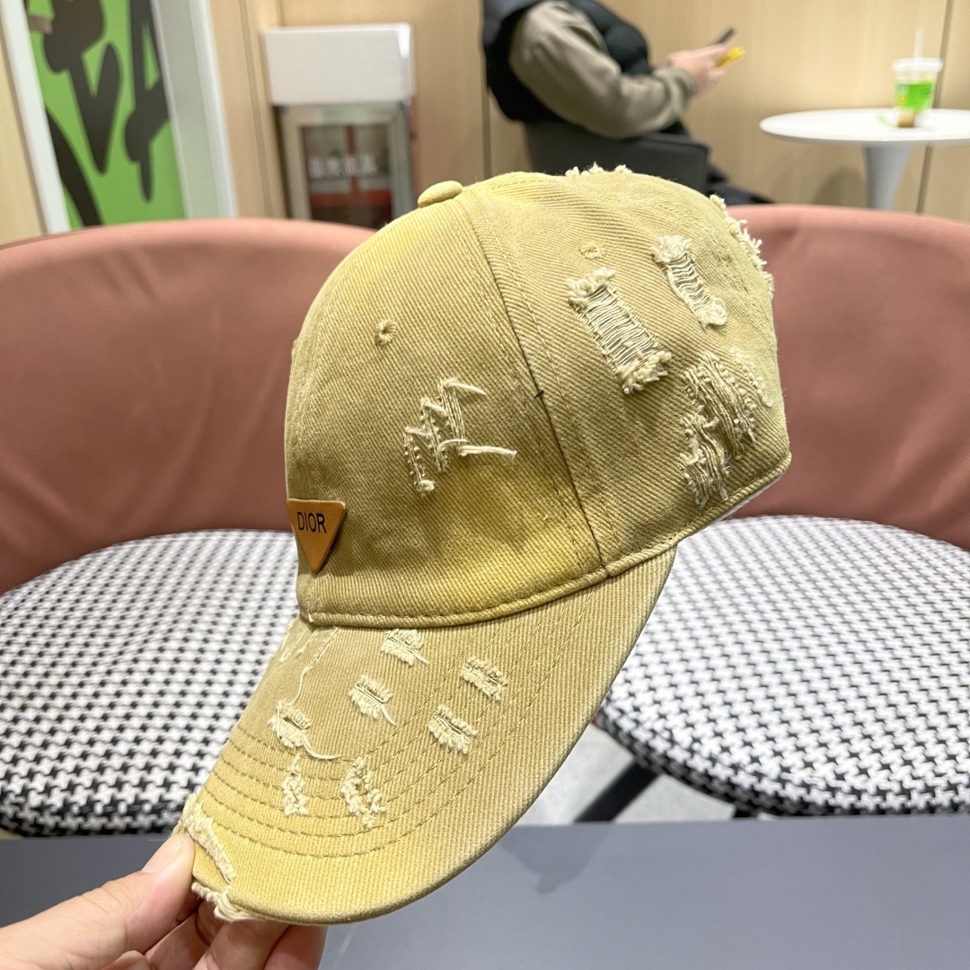   DIOR迪奥 新款破洞三角标棒球帽，整个帽子质感超级好，网红爆款休闲时尚  百搭，超级火爆