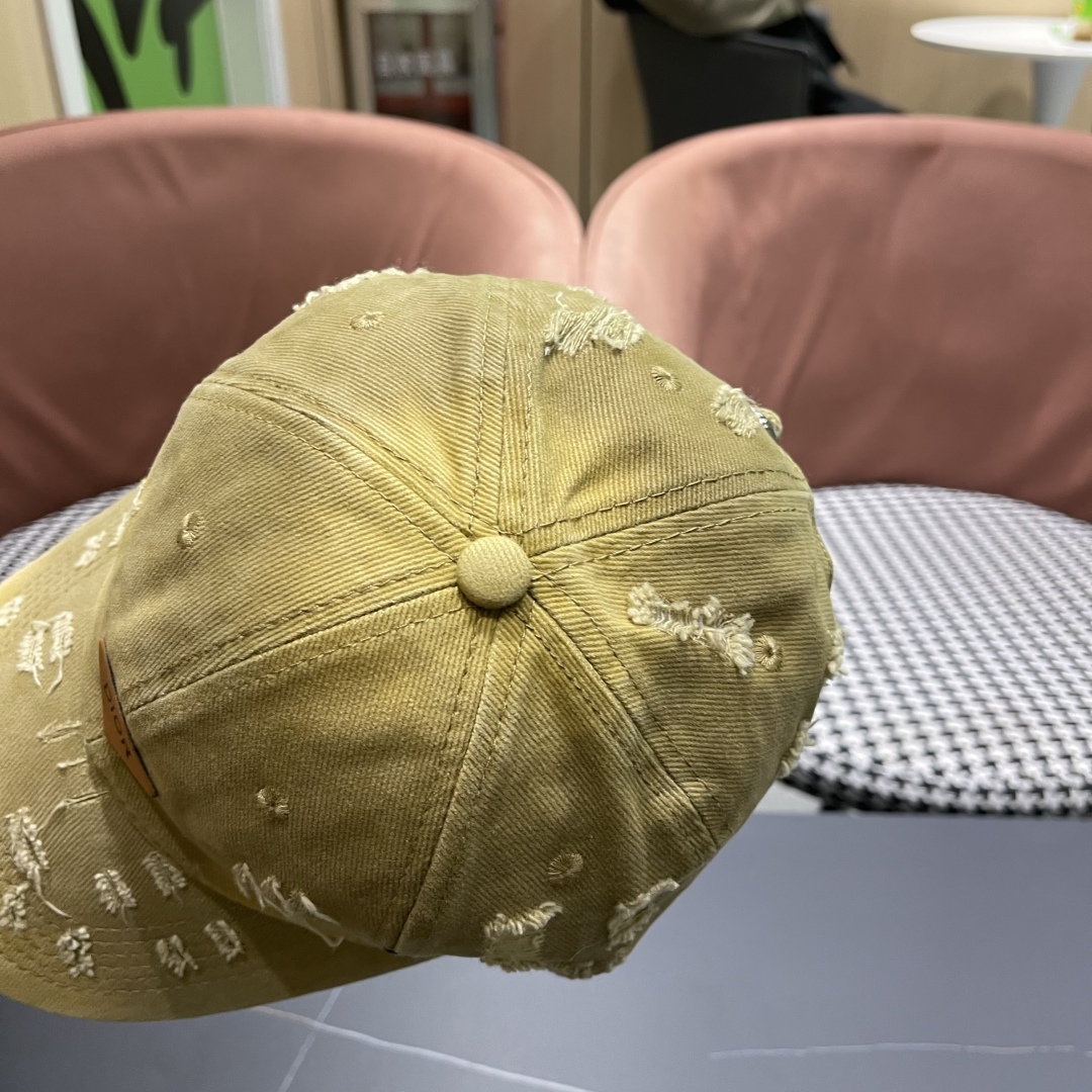   DIOR迪奥 新款破洞三角标棒球帽，整个帽子质感超级好，网红爆款休闲时尚  百搭，超级火爆