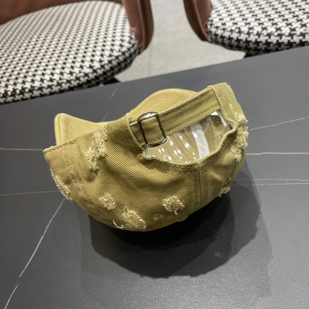   DIOR迪奥 新款破洞三角标棒球帽，整个帽子质感超级好，网红爆款休闲时尚  百搭，超级火爆