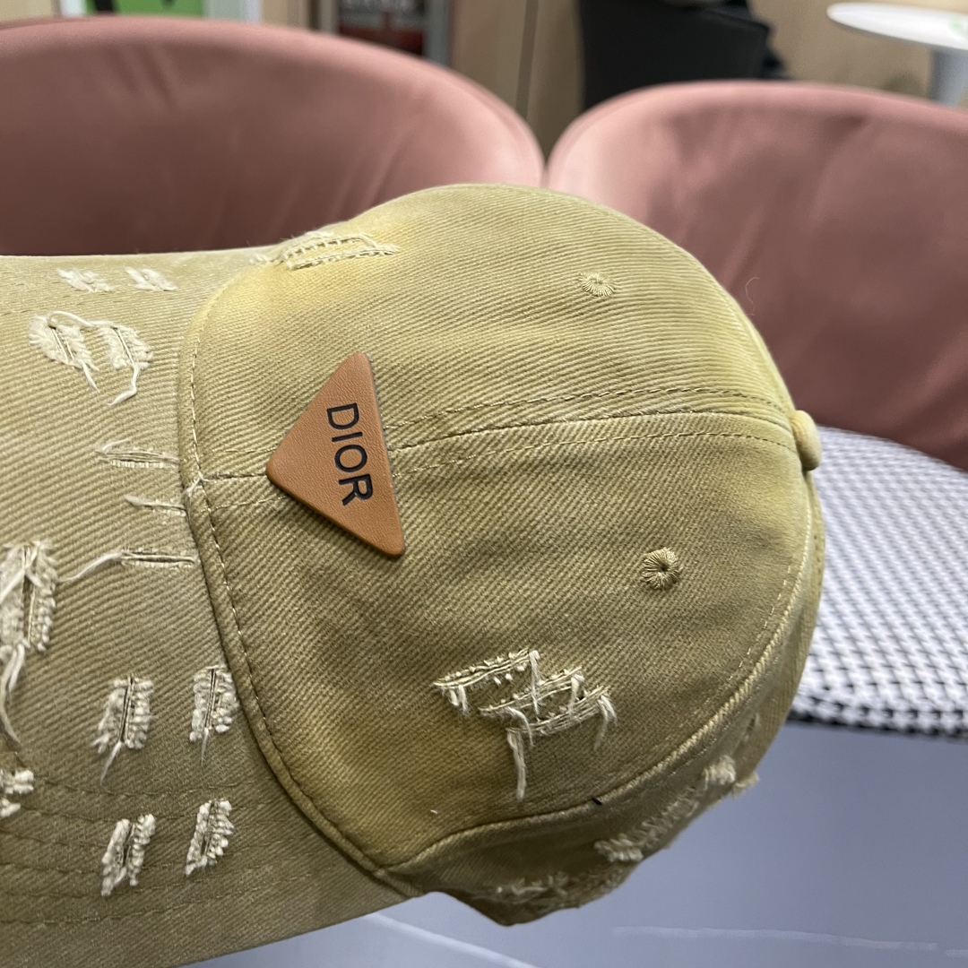   DIOR迪奥 新款破洞三角标棒球帽，整个帽子质感超级好，网红爆款休闲时尚  百搭，超级火爆