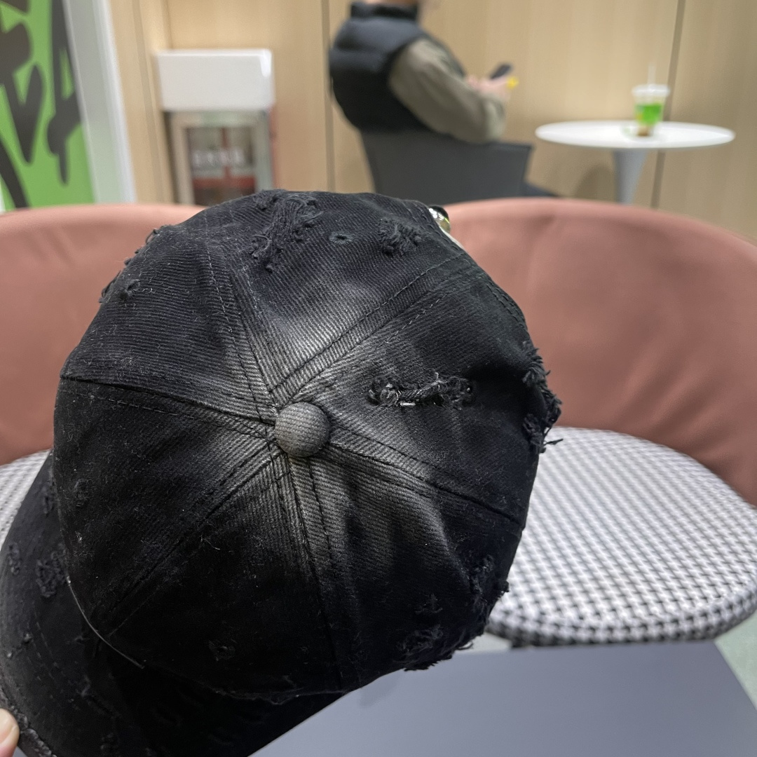   DIOR迪奥 新款破洞三角标棒球帽，整个帽子质感超级好，网红爆款休闲时尚  百搭，超级火爆