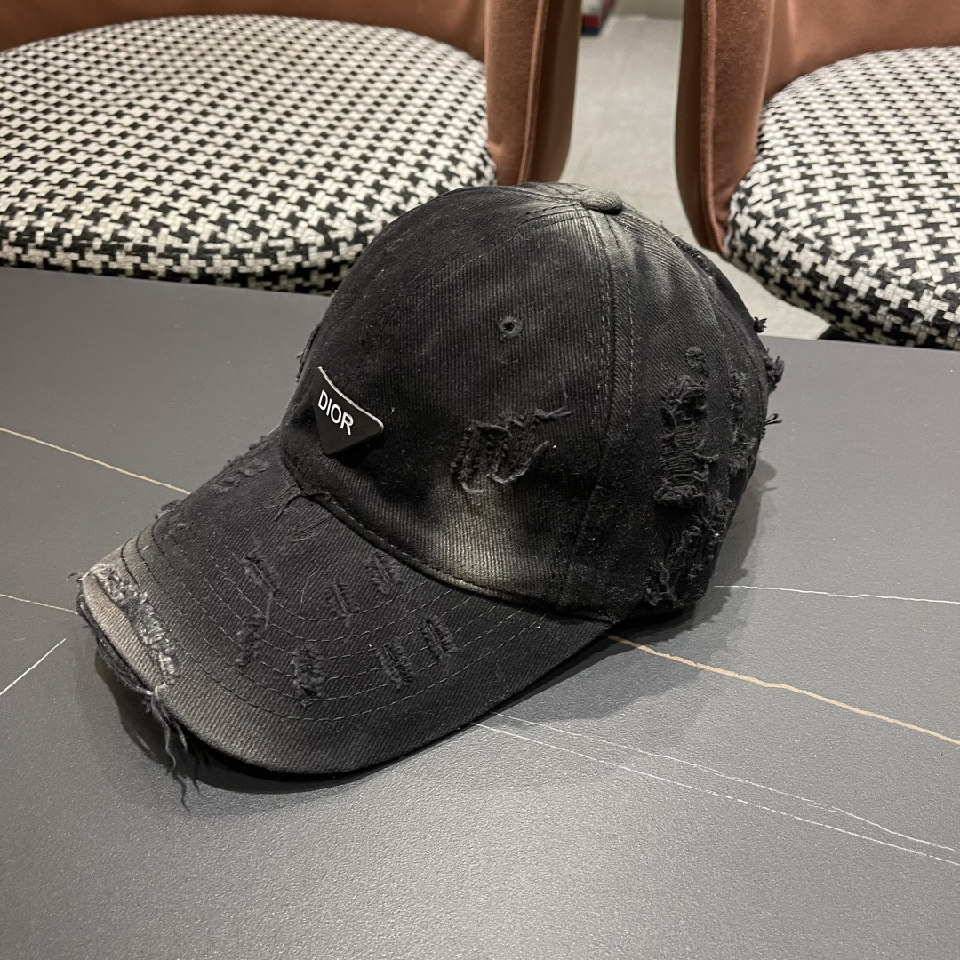   DIOR迪奥 新款破洞三角标棒球帽，整个帽子质感超级好，网红爆款休闲时尚  百搭，超级火爆
