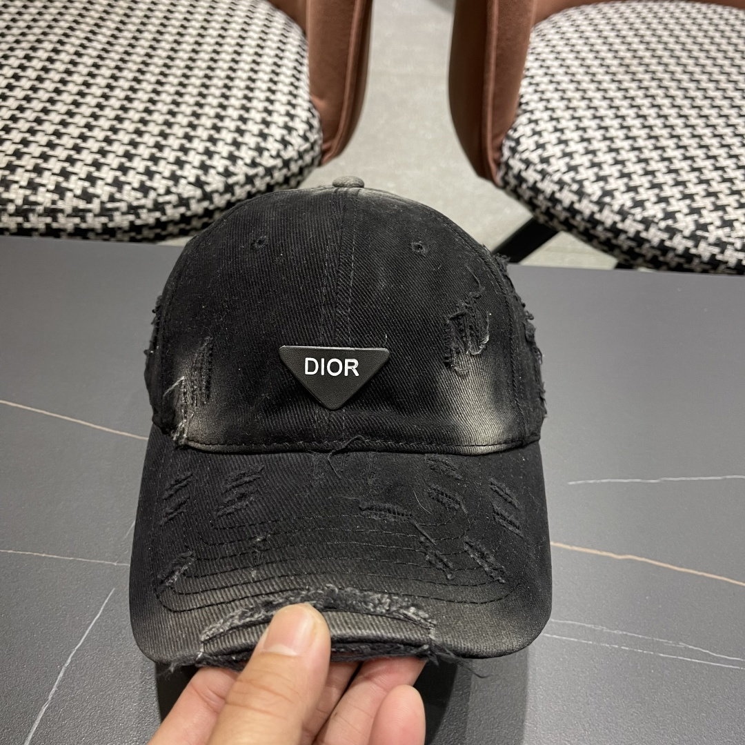   DIOR迪奥 新款破洞三角标棒球帽，整个帽子质感超级好，网红爆款休闲时尚  百搭，超级火爆