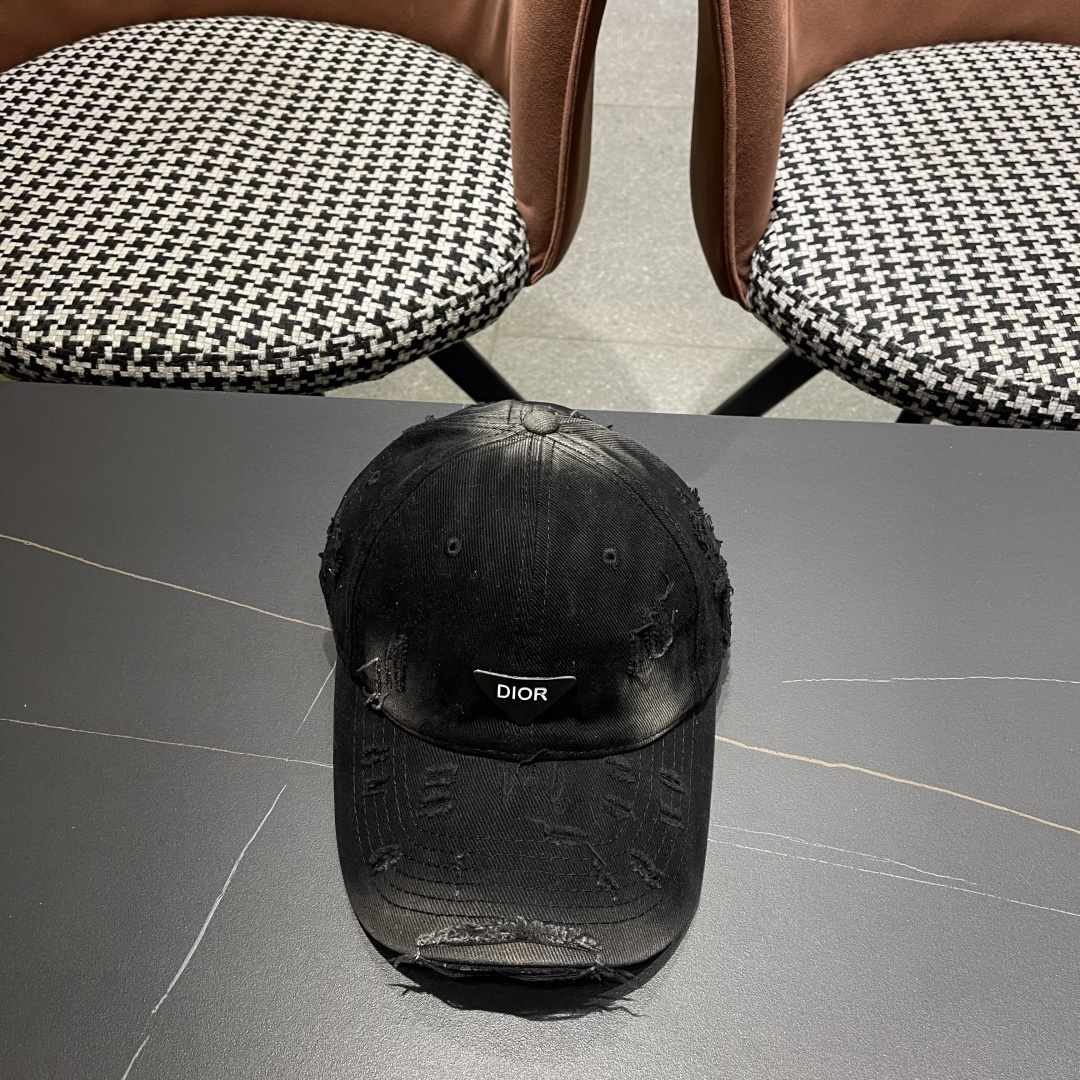   DIOR迪奥 新款破洞三角标棒球帽，整个帽子质感超级好，网红爆款休闲时尚  百搭，超级火爆