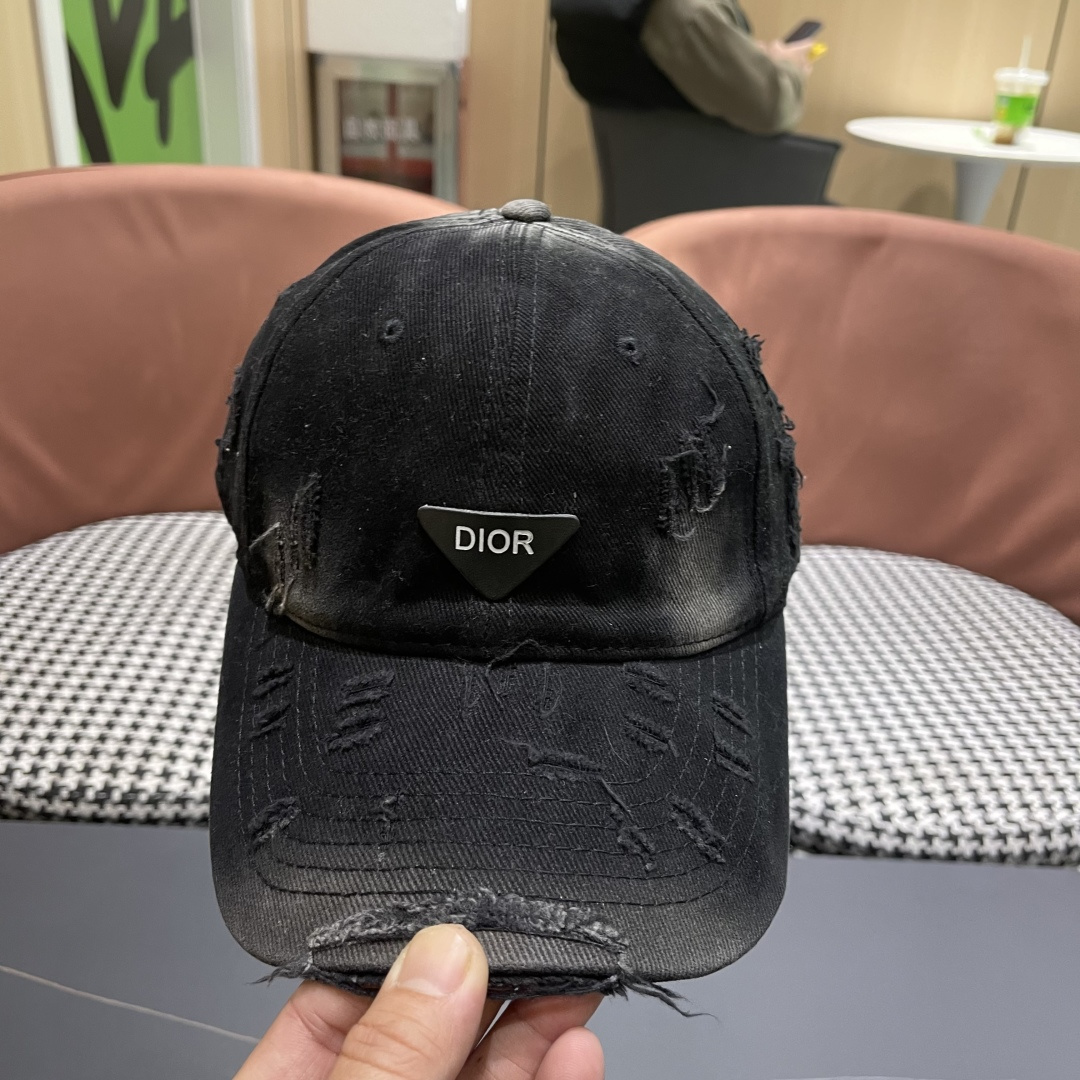   DIOR迪奥 新款破洞三角标棒球帽，整个帽子质感超级好，网红爆款休闲时尚  百搭，超级火爆