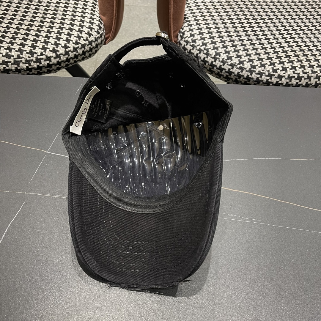   DIOR迪奥 新款破洞三角标棒球帽，整个帽子质感超级好，网红爆款休闲时尚  百搭，超级火爆