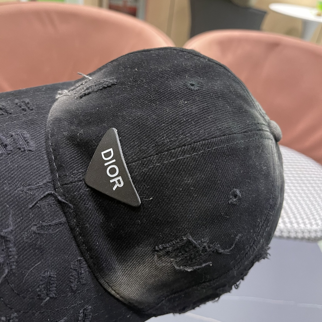   DIOR迪奥 新款破洞三角标棒球帽，整个帽子质感超级好，网红爆款休闲时尚  百搭，超级火爆