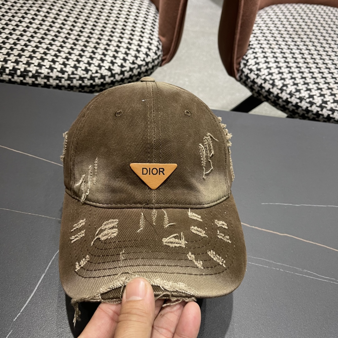   DIOR迪奥 新款破洞三角标棒球帽，整个帽子质感超级好，网红爆款休闲时尚  百搭，超级火爆