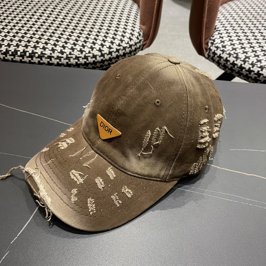   DIOR迪奥 新款破洞三角标棒球帽，整个帽子质感超级好，网红爆款休闲时尚  百搭，超级火爆