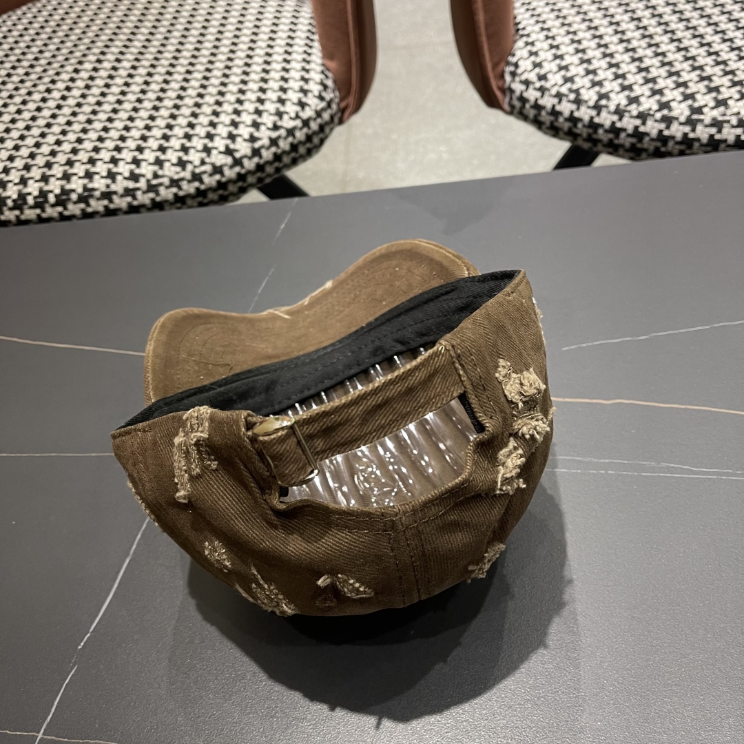   DIOR迪奥 新款破洞三角标棒球帽，整个帽子质感超级好，网红爆款休闲时尚  百搭，超级火爆