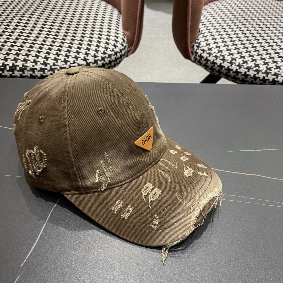   DIOR迪奥 新款破洞三角标棒球帽，整个帽子质感超级好，网红爆款休闲时尚  百搭，超级火爆