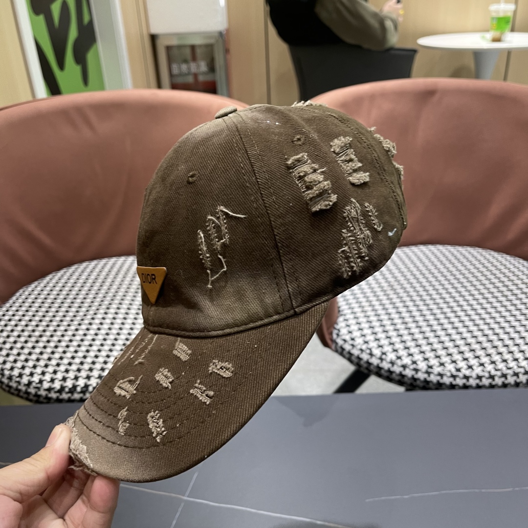   DIOR迪奥 新款破洞三角标棒球帽，整个帽子质感超级好，网红爆款休闲时尚  百搭，超级火爆
