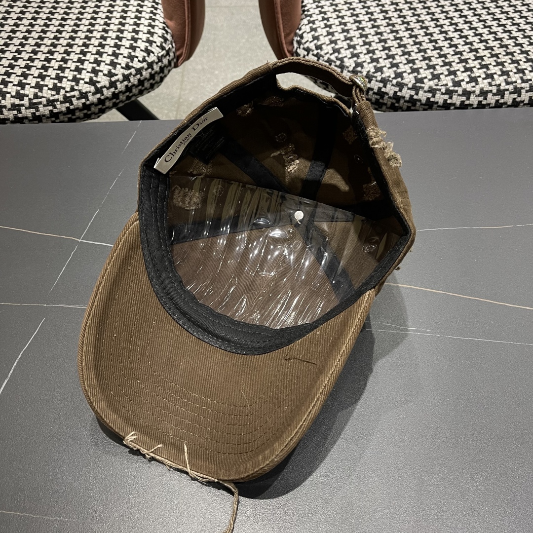   DIOR迪奥 新款破洞三角标棒球帽，整个帽子质感超级好，网红爆款休闲时尚  百搭，超级火爆