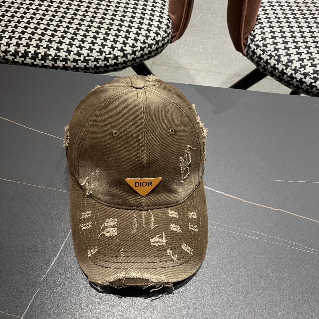   DIOR迪奥 新款破洞三角标棒球帽，整个帽子质感超级好，网红爆款休闲时尚  百搭，超级火爆