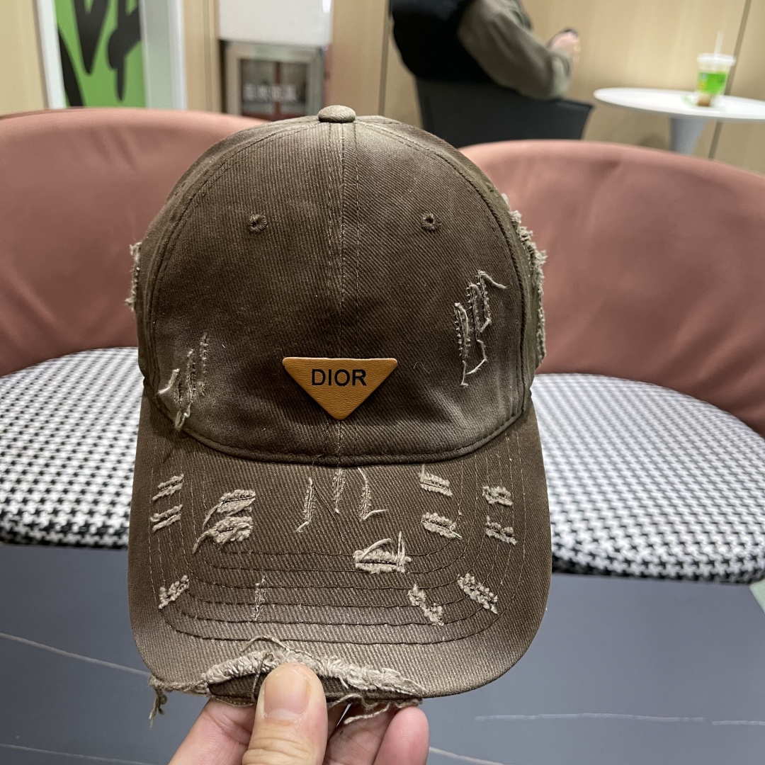   DIOR迪奥 新款破洞三角标棒球帽，整个帽子质感超级好，网红爆款休闲时尚  百搭，超级火爆
